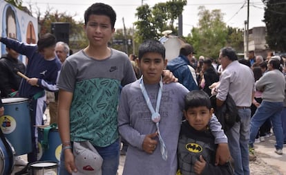Walter, de 15 años (izquierda), y Alexis, de 14 (centro), 'expedicionarios' de la escuela del padre Pepe.