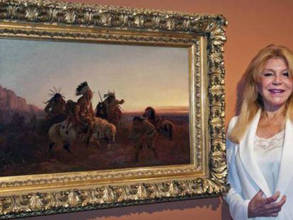 Carmen Cervera posa junto a uno de sus cuadros.