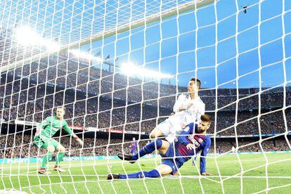 Cristiano Ronaldo marca y recibe un pisotón fortuito de Piqué, que intentaba evitar el gol. El portugués fue sustituido en el descanso con un“leve esguince de tobillo”, según informó el club.