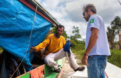 El ribereño Fernando da Silva y el jefe de la oficina del IBAMA en Altamira, Hugo Loss, en el embalse de Belo Monte.