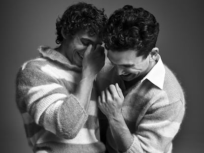 Miguel Herrán y Jaime Lorente posan para ICON vestidos de Fendi.