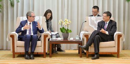Pablo Isla, presidente de Inditex (a la izquierda), durante su reunión con el ministro de Protección Medioambiental chino, Chen Ji Ning.