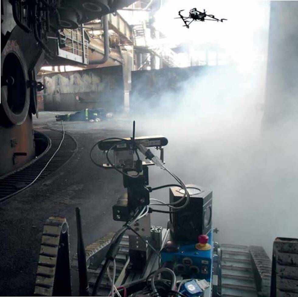 Un dron y un robot son utilizados en un simulacro de rescate en un parque de bomberos cercano a Roma (Italia).