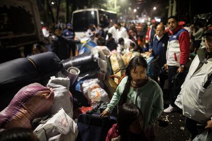 Autobuses aparcaron enfrente del parque para empezar el traslado de los 15 pueblos indígenas a su nuevo hogar.