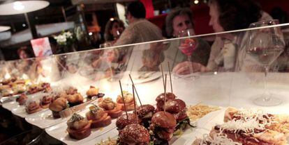 Barra de tapas en un bar de Madrid.