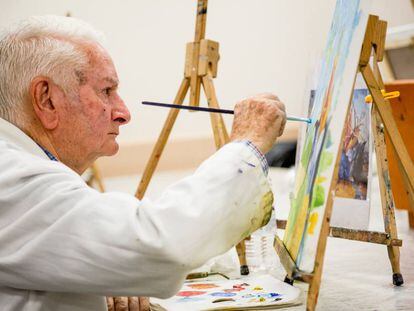 Manuel Garrido tiene 80 años y es uno de los alumnos del taller de pintura dedicado a El Bosco.