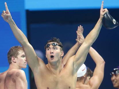 Nathan Adrian celebra la victoria de EE UU en la prueba masculina de relevos de 4x100 metros libres en Budapest en julio en 2017.