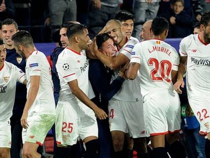 Berizzo es abrazado por Pizarro, autor del gol del empate del Sevilla. 