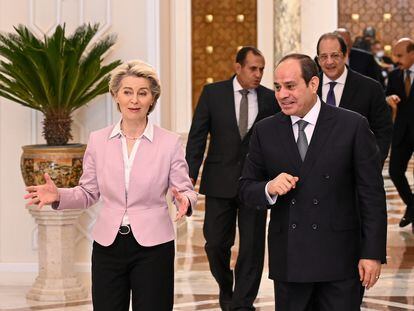 La presidenta de la Comisión, Ursula von der Leyen, junto al presidente egipcio, Abdelfatá al Sisi, en junio de 2022 en El Cairo.
