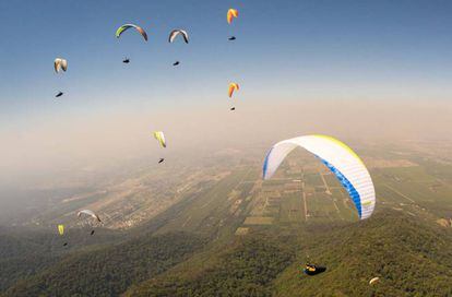 Practicantes de parapente en una foto de archivo.