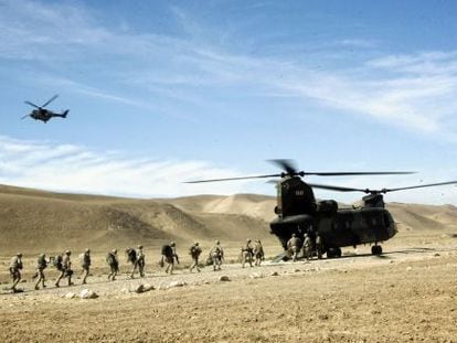 Un helic&oacute;ptero Chinook recoge a soldados en la base espa&ntilde;ola de Ludina, en Afganist&aacute;n.