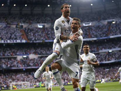Los jugadores del Real Madrid celebran uno de los goles frente al Atlético