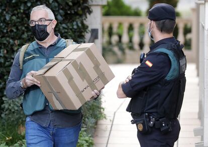 Agentes de la Guardia Civil, durante el registro en el ayuntamiento de Cabrera de Mar de este miércoles.