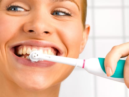 Evita que las cerdas del cepillo acumulen bacterias y gérmenes en tus viajes, cuidando de tu higiene bucal. GETTY IMAGES.