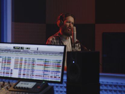 Un actor de doblaje pone su voz a un personaje en un estudio de grabación.