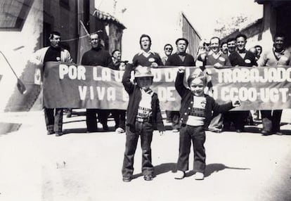 Imagen del álbum de Simón en la que aparecen su primo Hilario y su tío Diego, en una manifestación del Primero de Mayo.
