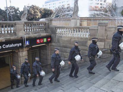 La Guàrdia Urbana després d'un dels desallotjaments recents dels manters a la plaça Catalunya.