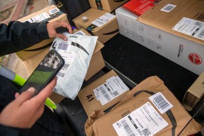 Un repartidor autónomo se prepara el orden de entrega de paquetes de Amazon.