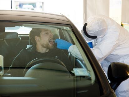 Un conductor se somete a un test rápido para detectar el coronavirus en Tel-Aviv (Israel).