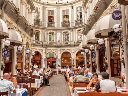 Cicek Pasaji, conocido como el Pasaje de las Flores, en la avenida İstiklal, en el barrio de Beyoglu (Estambul).