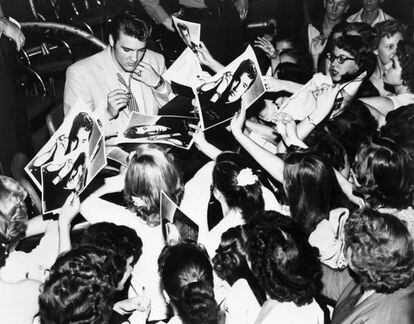 Presley rodeado de jóvenes seguidoras, en 1956.