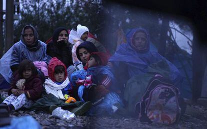 Varias mujeres migrantes aguardan para cruzar la frontera entre Serbia y Macedonia, el 27 de septiembre.