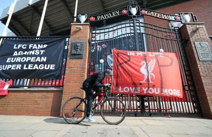 Pancartas contra la Superliga en Anfield, el estadio del Liverpool.