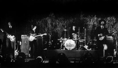 Una imatge de l’actuació de The Beatles dalt l’escenari de la Monumental