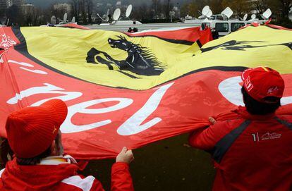Seguidores de Schumacher ondean la bandera de Ferrari
