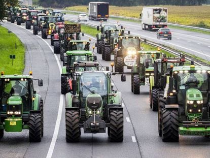 Granjeros bloquean la autopista A28 con sus tractores entre Hoogeveen y Meppel en los Países Bajos durante las protestas de este martes.