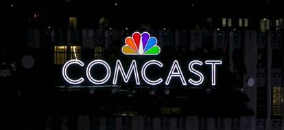 Los logos de Comcast y de NBC sobre el Rockefeller Plaza, en Nueva York.