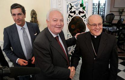 El cardenal cubano Jaime Ortega y Alamino (d) saluda hoy, martes 6 de julio de 2010, al canciller español, Miguel Ángel Moratinos (c), junto al embajador de España en Cuba, Manuel Cacho
