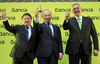 De izquierda a derecha, Jos&eacute; Luis Olivas (Bancaja) , Rodrigo Rato (Caja Madrid) y Francisco Verd&uacute; (Banca March) en la salida a bolsa de Bankia, en 2011