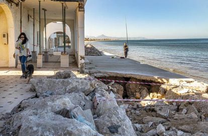 En la playa de Les Deveses de Dénia (Alicante), las olas del mar dañaron las casas de primera línea, como muestra la imagen del pasado martes.