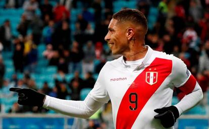 Paolo Guerrero celebra su gol ante Chile en la Copa América.