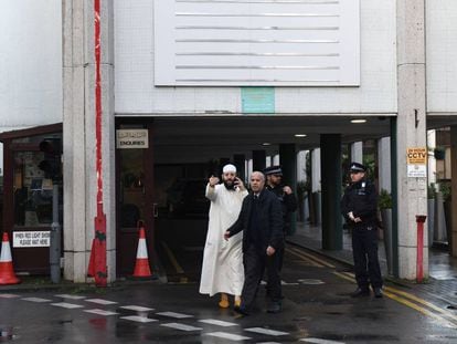 Tres policías, este jueves en la Mezquita Central de Londres después de que un hombre apuñalase a otro dentro del templo.