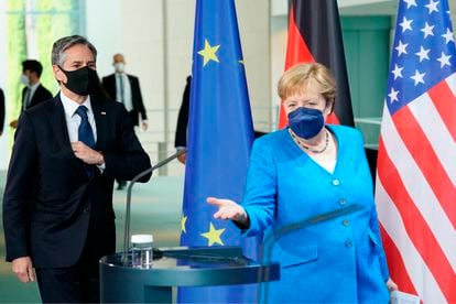 La canciller alemana, Angela Merkel, y el secretario de Estado de EE UU, Antony Blinken, a su llegada a la rueda de prensa conjunta en Berlín.