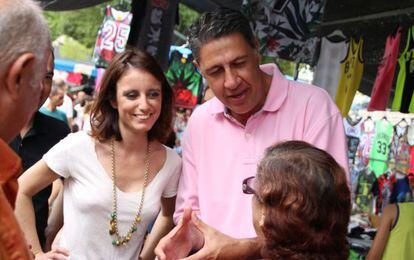 Xavier García Albiol y Andrea Levy, este sábado, en el mercadillo de La Salut en Badalona.