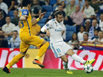 Bale, en un jugada durante el Real Madrid-APOEL. 