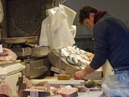 Cortes de pez espada en una pescadería.