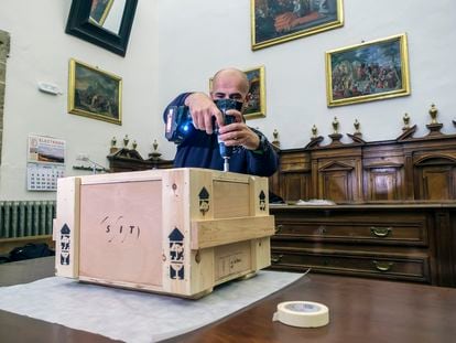 Un operario precita la caja en la que viajó el 'Sinodal de Aguilafuente' desde la catedral de Segovia hasta Madrid.