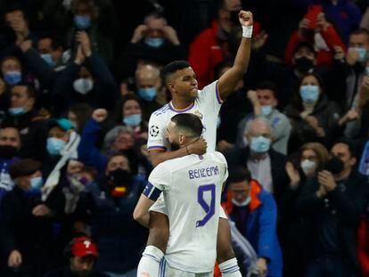 Rodrygo celebra con Benzema el 1-3 al Chelsea.