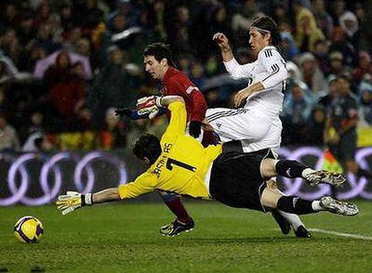 Messi intenta marcharse de Casillas y Sergio Ramos en el Barça-Madrid de la primera vuelta (2-0).