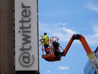 Un operario retira las letras que conforman el nombre de la compañía Twitter de su sede de San Francisco.