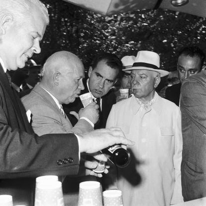 Jruschov bebe Pepsi bajo la atenta mirada de Nixon y la desconfianza del presidente Kliment Voroshílov.