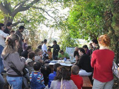 Participantes en un taller de observaci&oacute;n de aves.