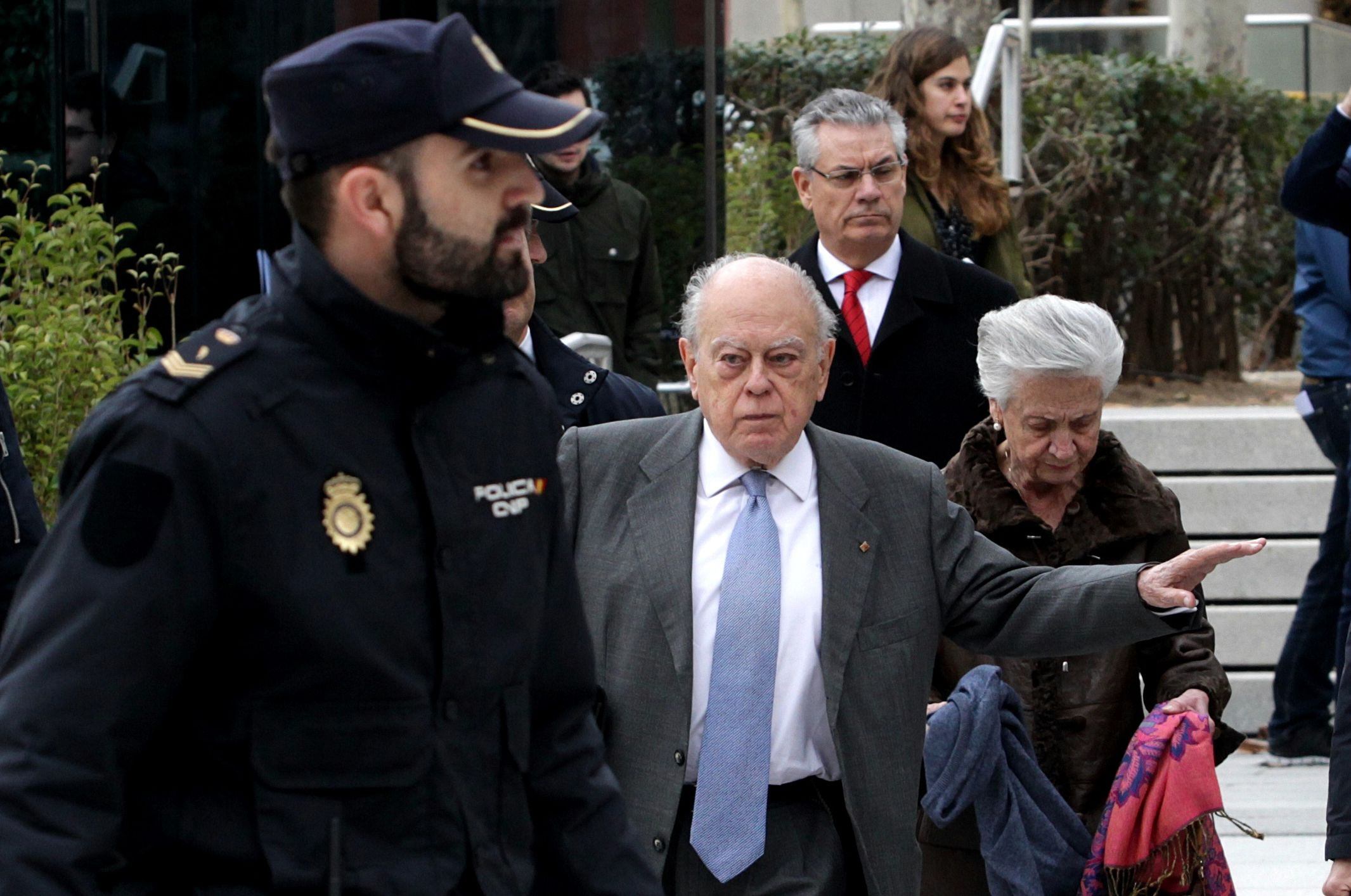 Jordi Pujol junto a su esposa, Marta Ferrusola (segundo término), en la Audiencia Nacional, en Madrid en 2016.