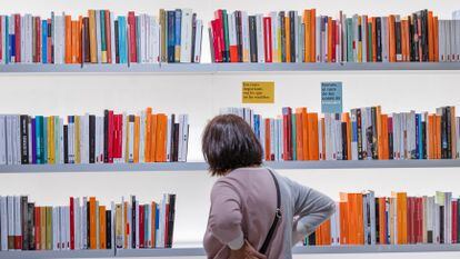 Una lectora, en la librería Ona de Barcelona.