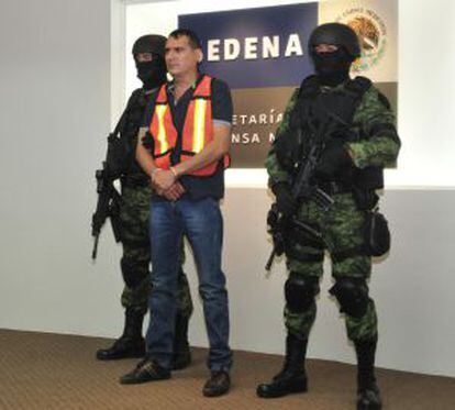 Las autoridades mexicanas presentan a Noel Salgueiro Nevarez, ya detenido.