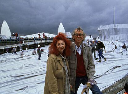 Christo y Jeanne-Claude, durante la realización de su obra en el Reichstag de Berlín en 1995.